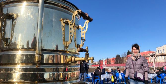 С блинами и у самоваров туляки начали праздновать Масленицу