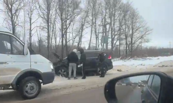 На Одоевском шоссе в Туле столкнулись грузовая "ГАЗель" и легковушка