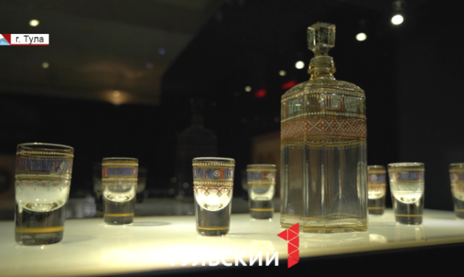 В Туле представили рюмки Александра III и десертный сервиз Николая I