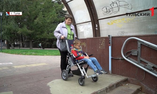 28 ступенек вниз: тулячка вынуждена по нескольку раз в день вручную перевозить коляску с ребенком-инвалидом