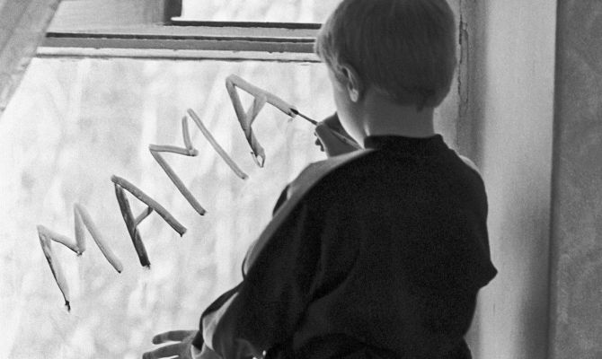 21-летняя мать в Кимовске связала 3-летнего ребенка за мокрые колготки