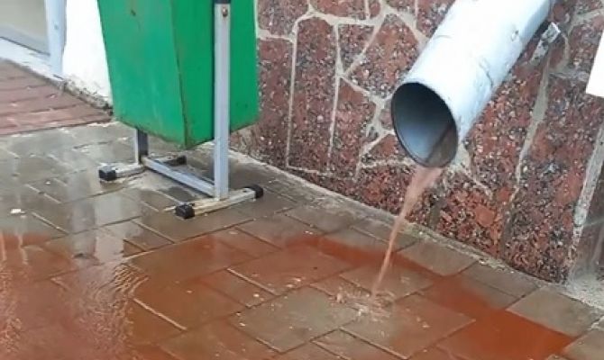 В центре Тулы из водосточной трубы потекла красная жидкость