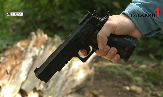 В Узловой 17-летний подросток расстрелял машину из пистолета