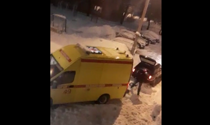 Машина реанимации застряла во дворе дома на улице Баженова в Туле