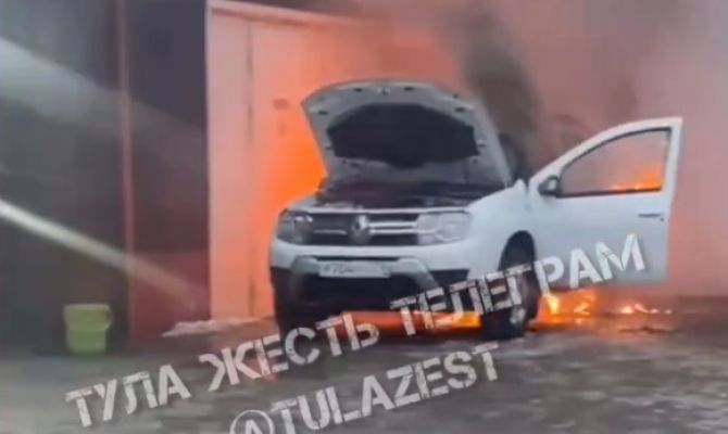 В Туле на Одоевском шоссе сгорела иномарка