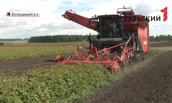 Во время поездки в Богородицкий район Алексей Дюмин сел за руль комбайна