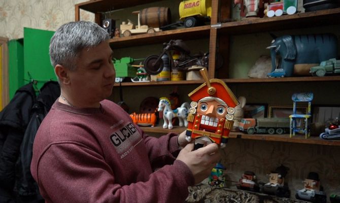 От Щелкунчика до роботов-близнецов: мастер из Узловой создает музейные экспонаты из дерева