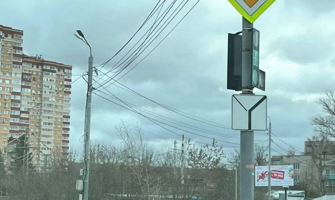 В Туле на пересечении улиц Демонстрации и Болдина развернули светофор