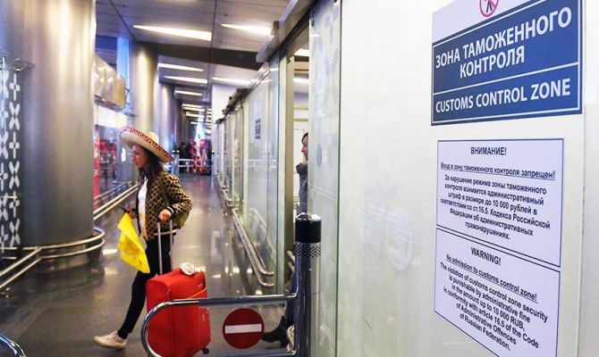 За дорогостоящими покупками россиян за границей усилили контроль