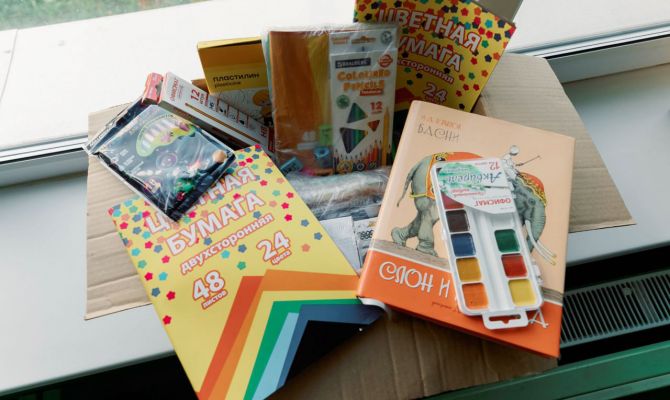 В школу Мариуполя доставили спортивный инвентарь и канцтовары из Тульской области