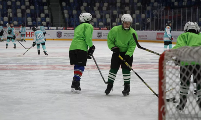 Юным спортсменам из Арсеньево подарили хоккейную экипировку