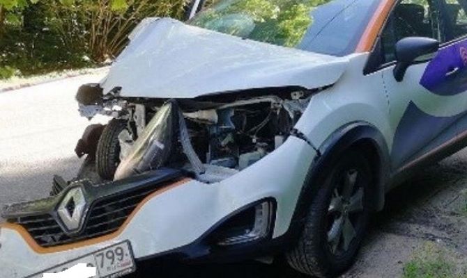 На ул. Щегловская Засека в Туле автомобиль каршеринга влетел в столб