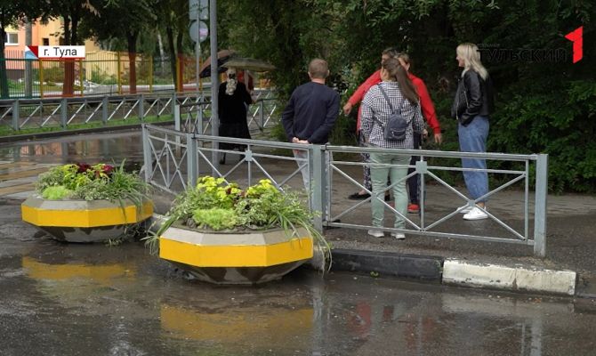 Красота спасет мир: зачем на перекрестке в центре Тулы установили бетонные клумбы