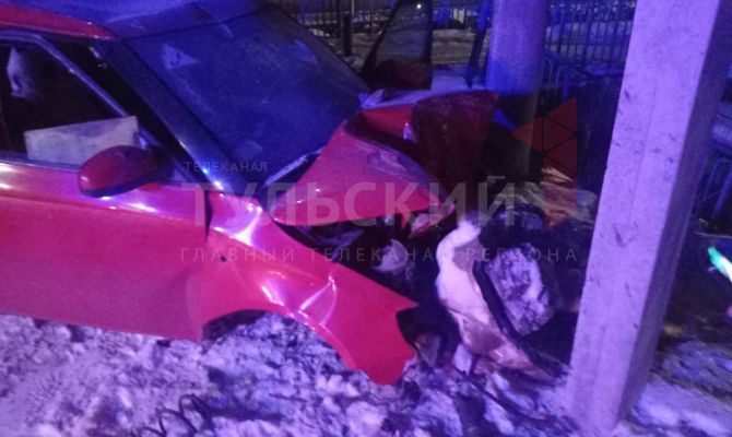 В Алексине водитель иномарки снес железобетонную скульптуру льва