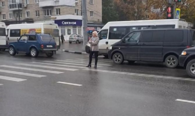 Принципиальная тулячка "перекрыла" движение из-за дорожного конфликта