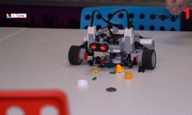 Юные техники: в тульском кванториуме школьники собирают модели роботов-уборщиков и кулинаров