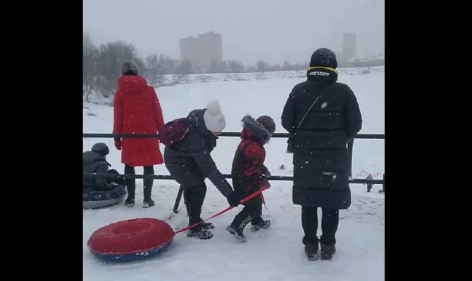 Несмотря на запрет туляки продолжили кататься на тюбингах в Центральном парке