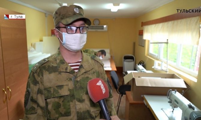 Росгвардейцы следят за порядком в Туле в медицинских масках собственного производства