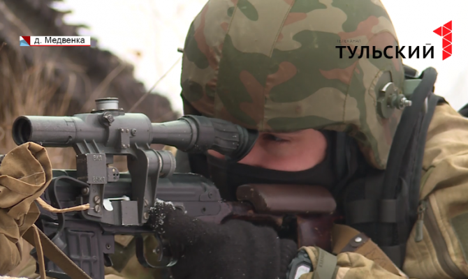 Оружие, рукопашные бои и армейские палатки: тульские росгвардейцы тренируются в полевых условиях