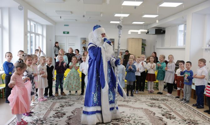 Делегация Тульской области подарила Новый год детям из Мариуполя