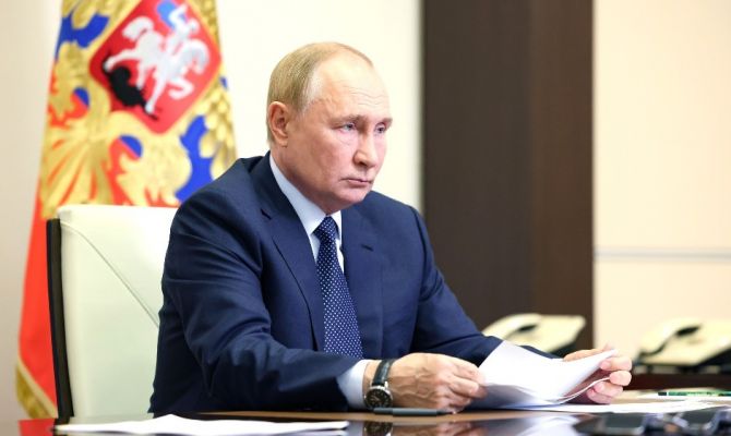 Президент Владимир Путин объявил перемирие в дни 80-летия Победы