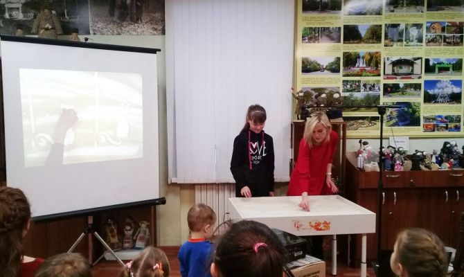 Юных туляков научили рисовать песком