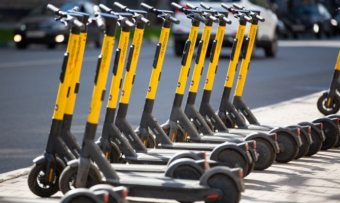 В 2025 году в Туле начнут эвакуировать брошенные самокаты