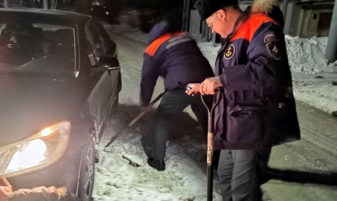 В Ефремове спасатели помогли многодетной маме вытащить застрявшую в снегу машину