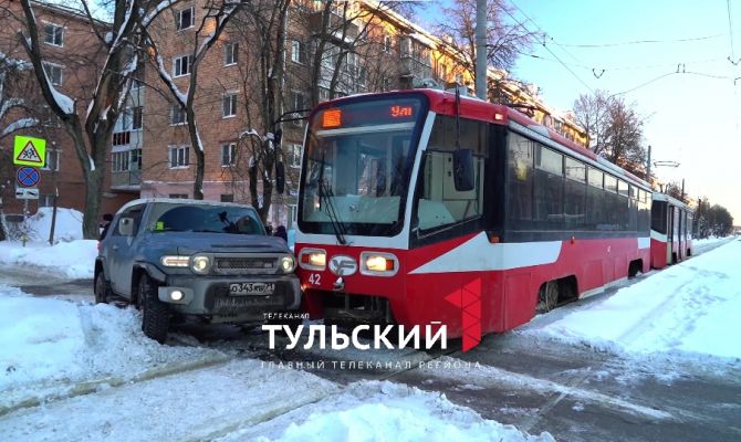 В Туле внедорожник врезался в бесплатный трамвай