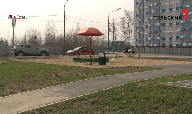 В Туле установили детскую площадку прямо перед оживленным перекрестком