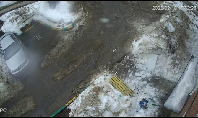 Пронесло: в Туле момент падения с крыши огромной глыбы льда попал на видео