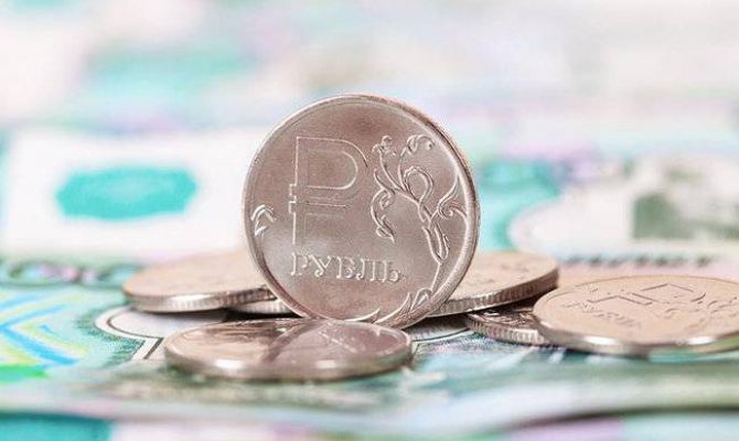 Снижение курса рубля не волнует большинство россиян