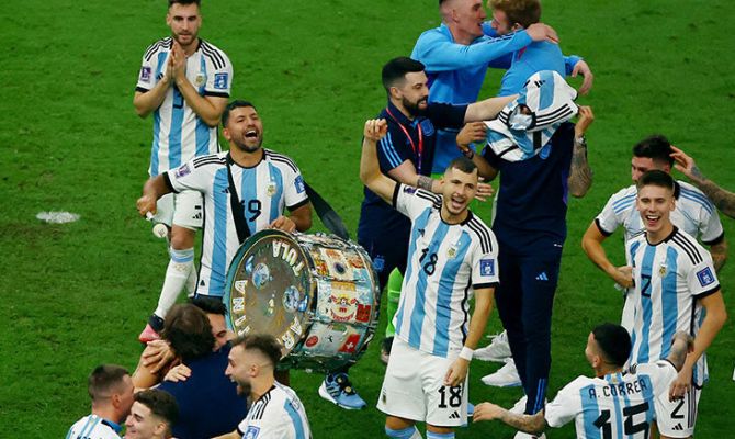 Сборная Аргентины отпраздновала победу на Чемпионате мира игрой на барабане с эмблемой тульского "Арсенала"