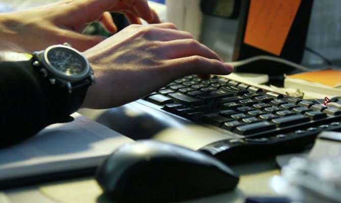 Мужчину осудили за измену в соцсетях