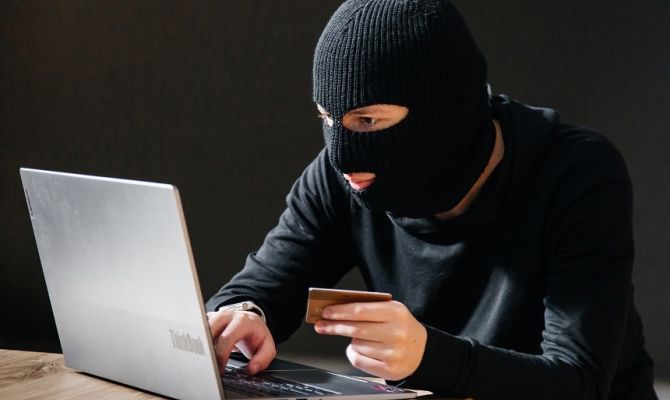 87-летняя пенсионерка из г. Щекино передала курьеру мошенников более полумиллиона рублей