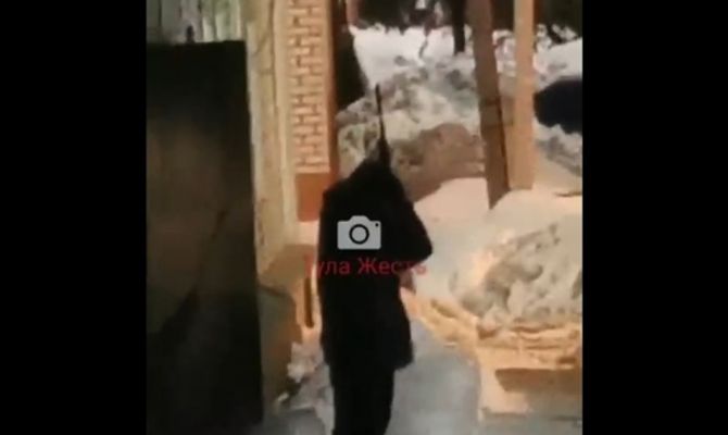 Охота на сосульки: туляк вышел с ружьем против наледи с крыши