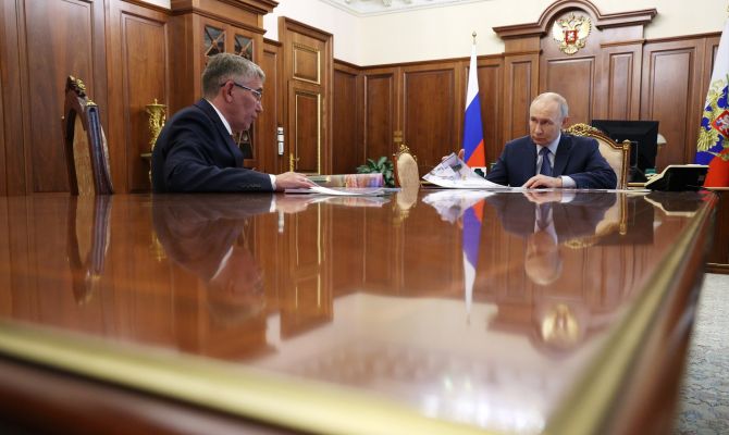 Дмитрий Миляев доложил Владимиру Путину о мерах по повышению рождаемости
