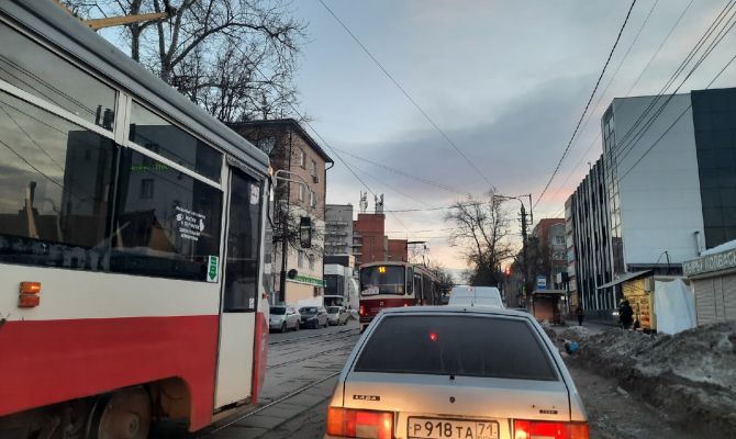 В центре Тулы из-за брошенной машины встали трамваи