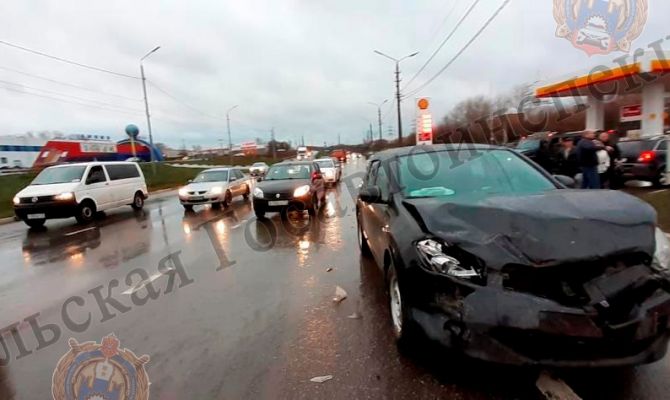 В Туле дорогу не поделили две иномарки: пострадал 45-летний мужчина