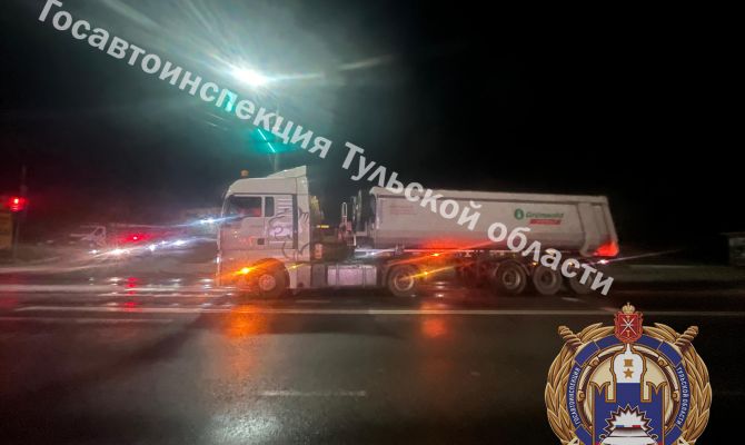 В Туле на улице Рязанской легковушка столкнулась с грузовиком