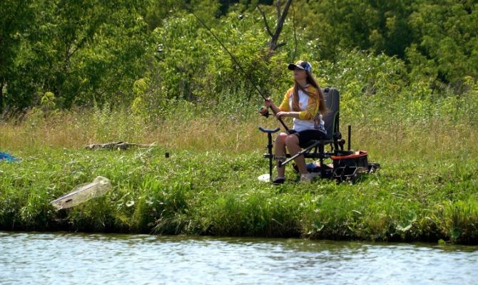 Рыбачка из Тулы поймала плотву на конфету «Коровка»