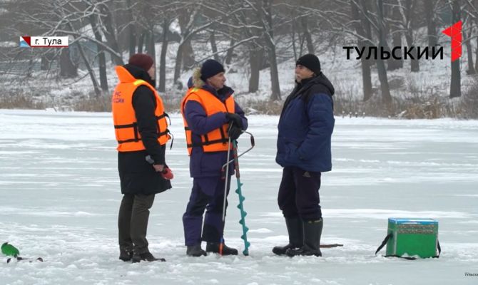 Фанаты на пруду: рыбаки выходят на лед, несмотря на оттепель
