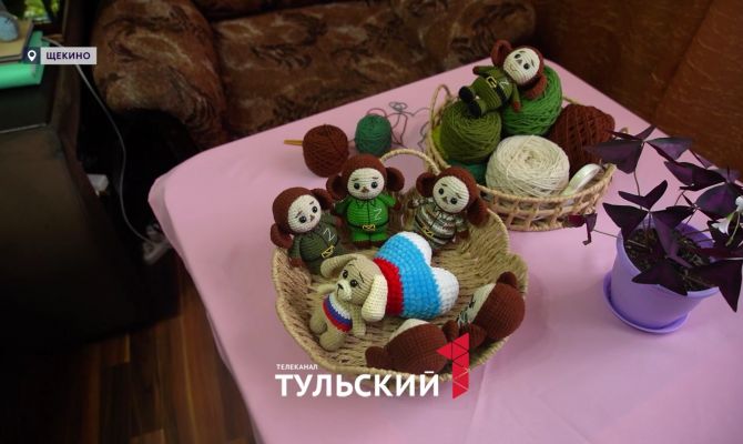 Мастерица из Тулы вяжет Чебурашек в камуфляже для бойцов СВО