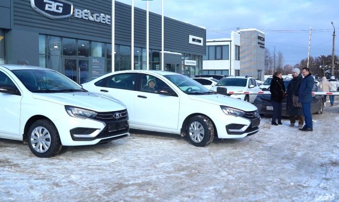 Тулякам-инвалидам вручили новые автомобили