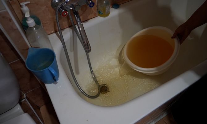 «Мы уже не моемся»: в поселке под Тулой из-под крана идет ржавая и маслянистая вода