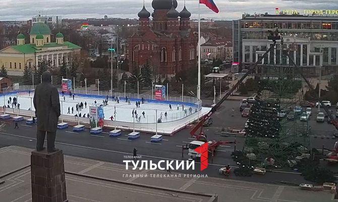 На площади Ленина в Туле разбирают новогоднюю елку