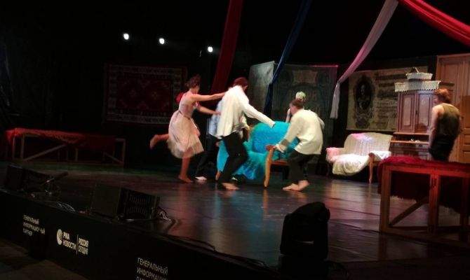 В Ясной Поляне спектаклем "Фальшивый купон" открыли фестиваль Толстой Weekend