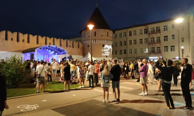 На набережной Тулы состоялся патриотический концерт в честь Дня флага России