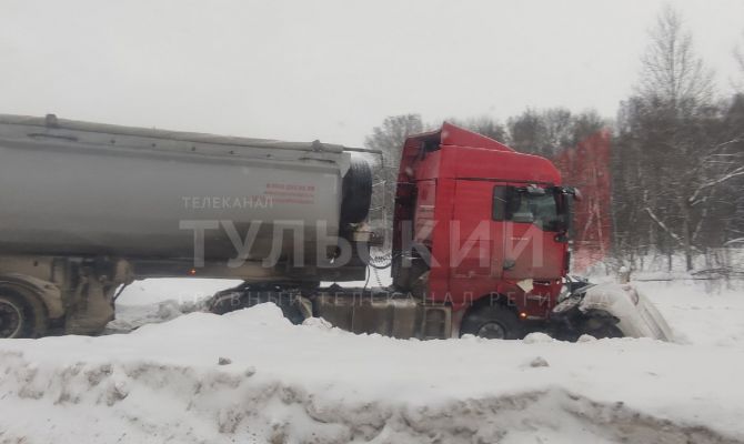 Под Тулой фура столкнула легковушку в кювет