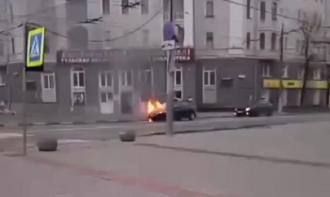 На улице Первомайской в Туле загорелся автомобиль